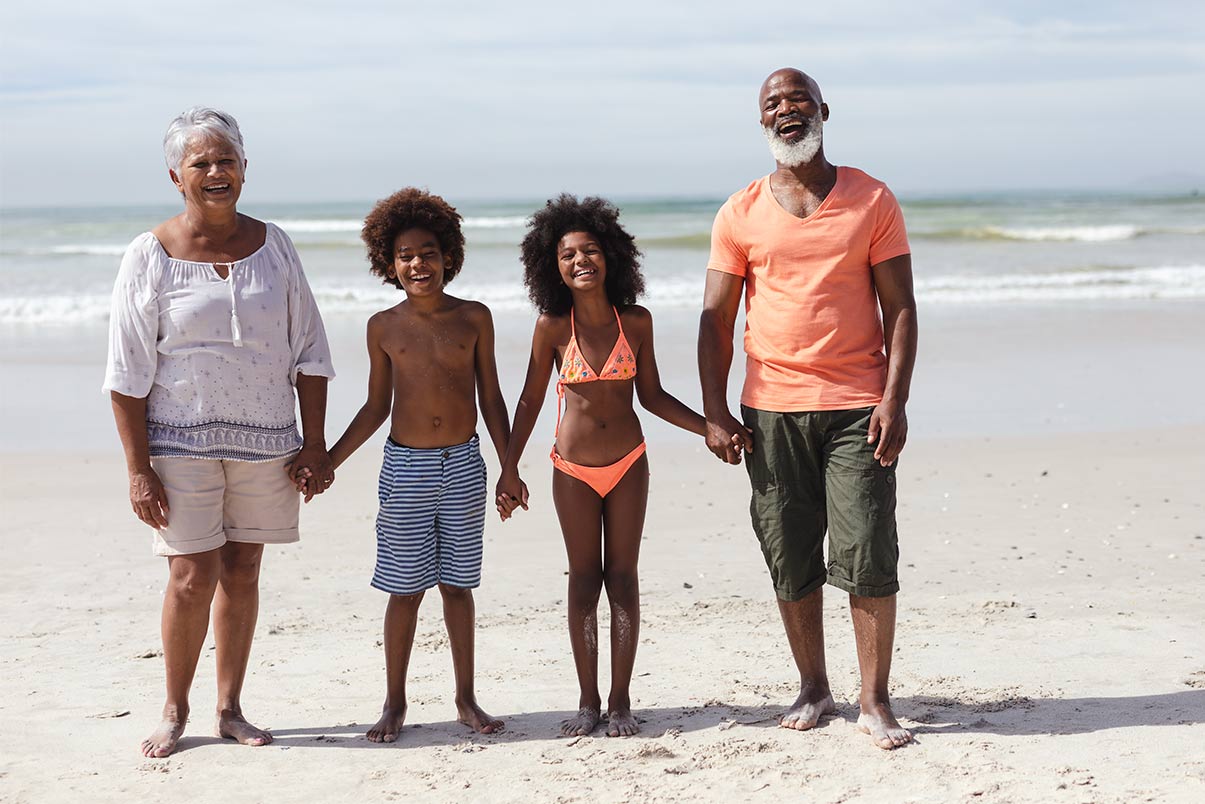 grandparents-holding-hands-with-their-grandkids-on-the-beach-annuity-payments-chicago-il